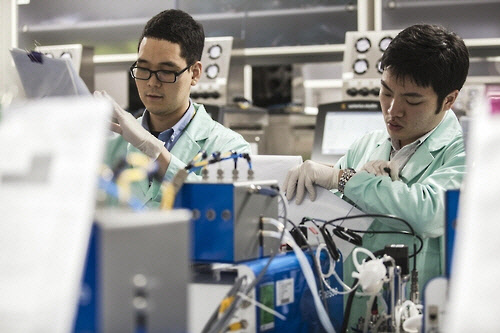 삼성바이오에피스 연구원들이 연구개발 작업을 진행하고 있다.  연합뉴스